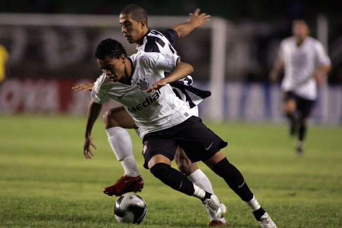 Dentinho, em disputa no Ceará 2 x 2 Corinthians