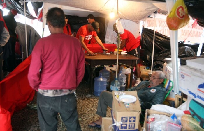 Alguns bombeiros continuam em protesto acampados em frente à escadaria da Assembleia Legislativa
