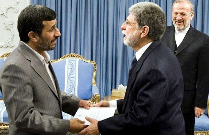 Presidente do Irã, Mahmoud Ahmadinejad, cumprimenta ministro brasileiro, Celso Amorim, em encontro