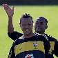 Robinho brinca com Luís Fabiano no primeiro treino com bola da seleção na África do Sul