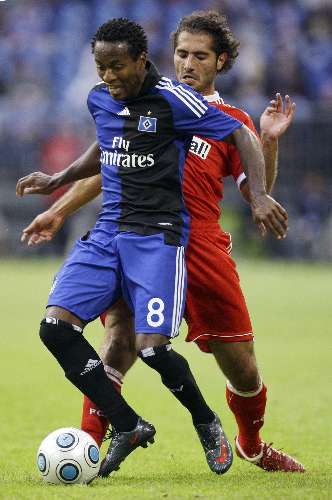 Zé Roberto, do Hamburgo, é atingido por Altintop, do Bayern de Munique