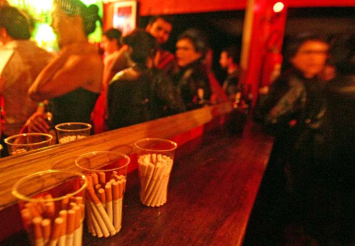 Para fechar o último dia permitido de fumo, a Fun House distribuiu cigarros de graça