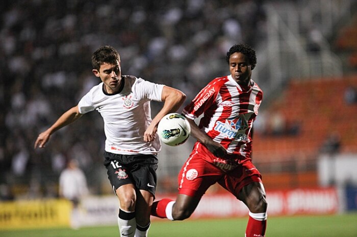 Corinthians vira sobre o Náutico no Pacaembu e reage no Brasileiro