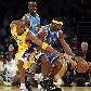 Kobe Bryant, do Los Angeles Lakers, tenta roubar a bola de Devin Brown, do New Orleans Hornets
