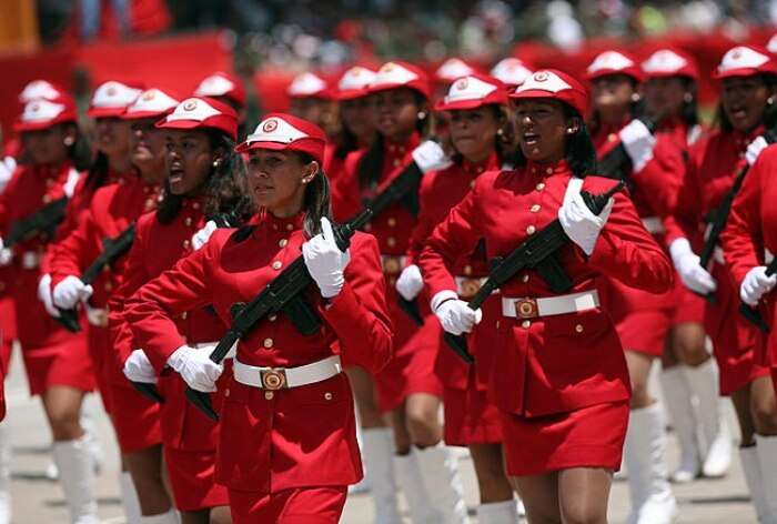 Mulheres desfilam em parada militar em Caracas por ocasião do bicentenário da independência