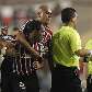 Expulso pelo árbitro Saúl Lavernil, são-paulino Richarlyson é contido por Alex Silva na Libertadores Expulso pelo árbitro Saúl Lavernil, são-paulino Richarlyson é contido por Alex Silva na Libertadores