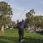 O golfista norte-americano Tiger Woods observa a bola após rebatida em treino para o Masters O golfista norte-americano Tiger Woods observa a bola após rebatida em treino para o Masters