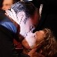 Jean Dujardin beija sua esposa após receber Palma de Ouro