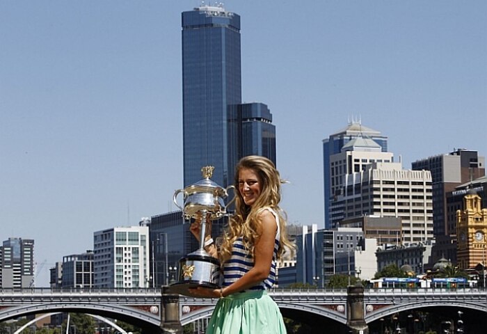 Azarenka festeja vitória com troféu do Aberto da Austrália 