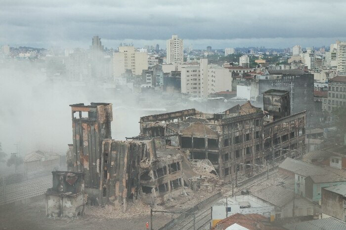 Implosão do edifício da Favela do Moinho