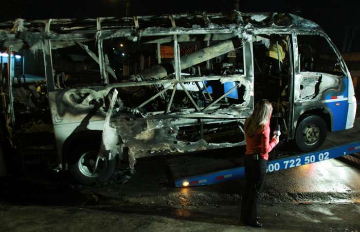 Ônibus é queimado por manifestantes contra chacina que matou três na Zona Norte de São Paulo