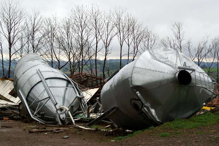 Até tanques caíram com a força dos ventos e da chuva em algumas cidades do Estado
