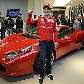 Felipe Massa faz sinal em inauguração de loja da Ferrari em Praga, na República Checa