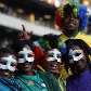 Usando máscaras e cabelos coloridos, sul-africanos fazem festa no Orlando Stadium Usando máscaras e cabelos coloridos, sul-africanos fazem festa no Orlando Stadium