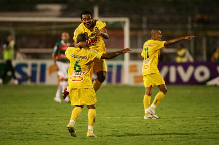 Anderson Paim (6) recebe abraço de Junior Maranhão por gol do Mirassol