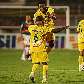 Anderson Paim (6) recebe abraço de Junior Maranhão por gol do Mirassol