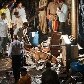 Polícia usa cão farejador no local de uma explosão no Bazar Jhaveri, em Mumbai, nesta quarta, 13 Polícia usa cão farejador no local de uma explosão no Bazar Jhaveri, em Mumbai, nesta quarta, 13