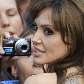 Angelina Jolie autografa em première do seu filme Salt, em Berlin, Alemanha Angelina Jolie autografa em première do seu filme Salt, em Berlin, Alemanha