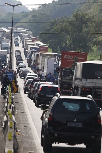 Motoristas fazem 3º dia seguido de protesto na Dutra