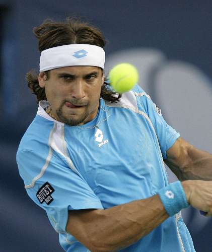 David Ferrer rebate bola em vitória no Torneio de Dubai