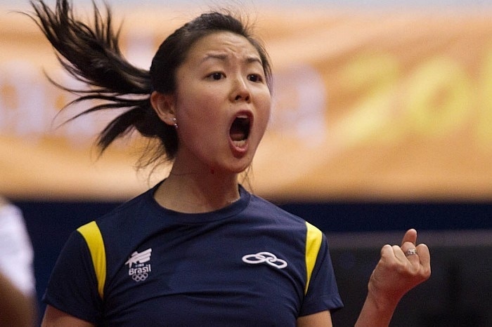 Jessica Yamada comemora ponto na vitória do tênis de mesa em duplas