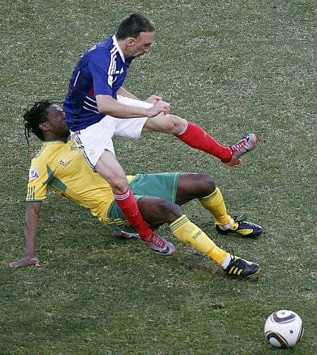 Marcação dura do sul-africano Sibaya em cima de Ribery, da França