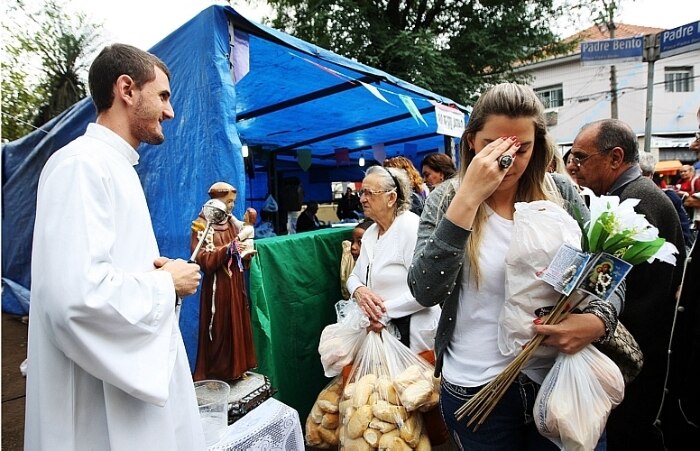 Fiéis celebram Dia de Santo Antônio com bolo e pãozinho