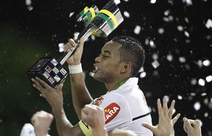 Santista Robinho levanta o troféu de campeão da Copa do Brasil