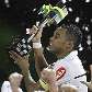 Santista Robinho levanta o troféu de campeão da Copa do Brasil