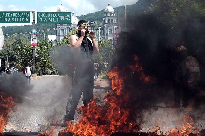 Partidários de Zelaya entram em confronto com a polícia em Tegucigalpa