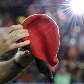 Um homem invade o campo em direção à taça da Fifa que está no gramado