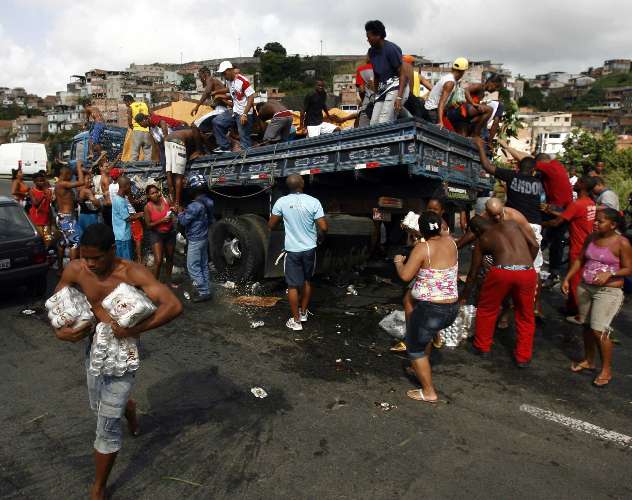 Moradores saqueam produtos de caminhão quebrado em Salvador. Houve lentidão na via e acidente