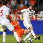 Beckham divide a bola com Kuyt no empate entre Holanda e Inglaterra