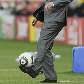 Graça do técnico holandês Marwijk, com bola que tinha saído para a lateral Graça do técnico holandês Marwijk, com bola que tinha saído para a lateral