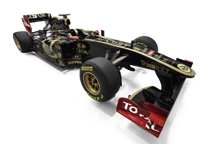 Visão diagonal frontal do Lotus Renault R31, carro da dupla Kubica/Petrov para a Fórmula 1 em 2011