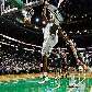 Rajon Rondo, do Boston Celtics, enterra a bola na partida contra o Milwaukee Bucks