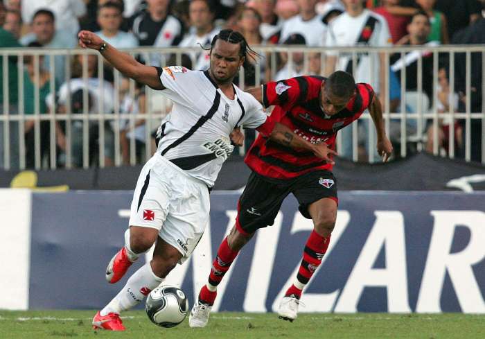 Carlos Alberto, do Vasco, é puxado na vitória por 3 a 0 sobre o Atlético-GO