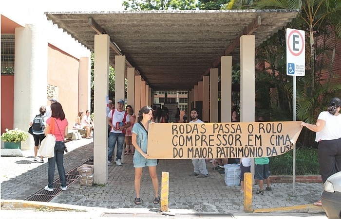 Sintusp faz manifestação contra demissão de funcionários em frente à Faculdade de Educação da USP