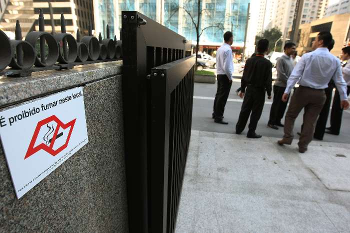 Nesta tarde, executivos foram para a calçada da Paulista fumar, já que é proibido fumar nas empresas