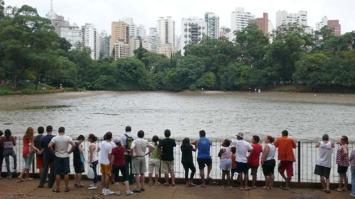 Frequentadores acompanharam o trabalho de resgate dos animais que sobreviveram a vazão da água