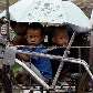 Filipina leva seus filhos e o que restou de seus pertences para um local seguro do tufão, em Manila Filipina leva seus filhos e o que restou de seus pertences para um local seguro do tufão, em Manila