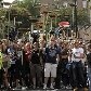 Voluntários se organizam por Twitter e Facebook para limpar Londres Voluntários se organizam por Twitter e Facebook para limpar Londres