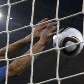 Vários ângulos: Suárez mete a mão na bola