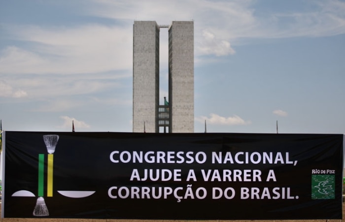 ONG Rio da Paz protesta contra a corrupção e pretende entregar vassouras a políticos