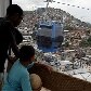 Meninos passeiam pela primeira vez no teleférico do Complexo do Alemão Meninos passeiam pela primeira vez no teleférico do Complexo do Alemão