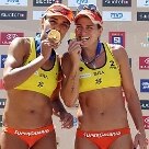 Esportes - Juliana e Larissa comemoram a conquista da etapa de Brasília do Circuito Mundial de vôlei de praia - Foto: FIVB/Divulgação - 22/4/2011