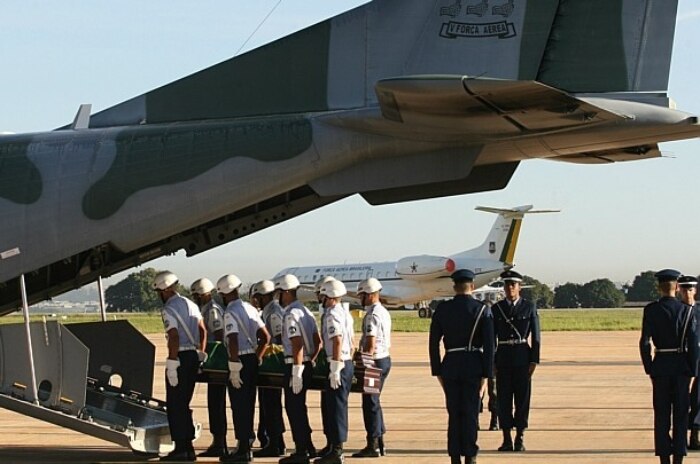 Caixão com corpo de José Alencar é embarcado em avião que o levará para Belo Horizonte