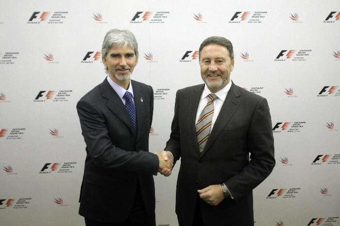 Damon Hill cumprimenta o diretor de Silverstone, Richard Phillips, pelo acordo que mantém a F-1