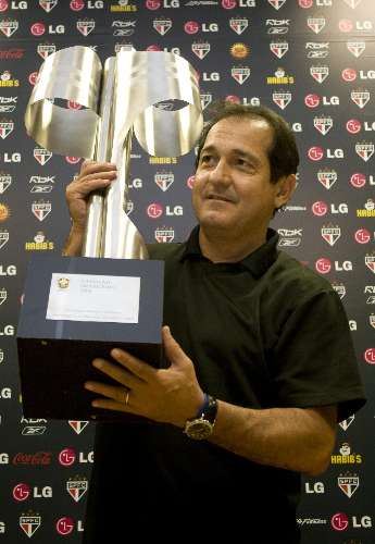Muricy Ramalho posa com troféu de campeão brasileiro de 2008