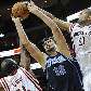 Landry e Battier, do Rockets, tentam impedir o arremesso de Okur, do Jazz Landry e Battier, do Rockets, tentam impedir o arremesso de Okur, do Jazz